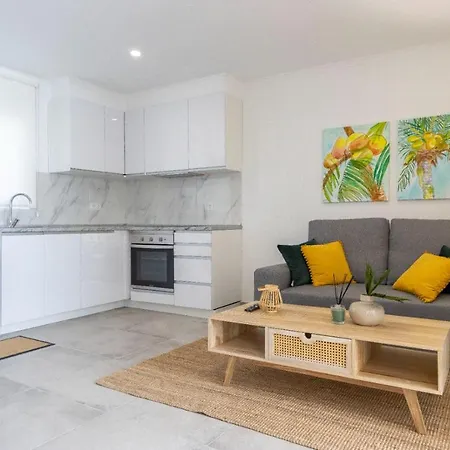 Stunning Modern In Oura Beach Apartman *