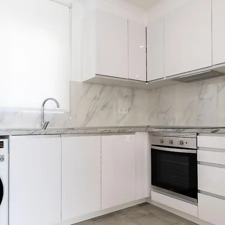 Stunning Modern In Oura Beach Διαμέρισμα *